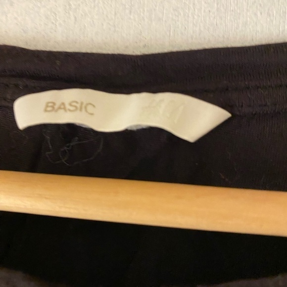 H&M BASIC WOMENS BLACK TEESHIRT - Picture 2 of 3
